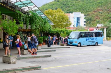 İnsanlar üzerinde iniş platformları otobüs terminalinin, Budva, Karadağ
