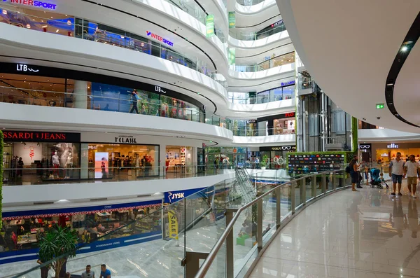 Interior do grande centro comercial moderno Toptani, Tirana, Albânia — Fotografia de Stock