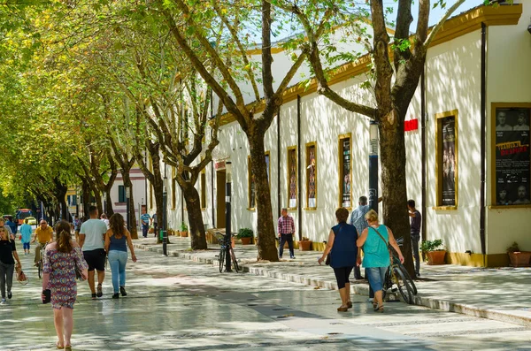 Boulevard namens murat toptani, nationales experimentelles Theater, Tirana, Albanien — Stockfoto