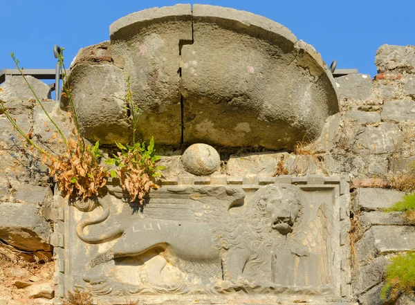 Fragmento de muro de piedra de ruinas de fortaleza de San Juan con imagen de león, Kotor, Montenegro —  Fotos de Stock