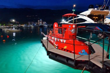 İskelede gemilerde sahil Resort Budva, Karadağ, akşam görünümünün