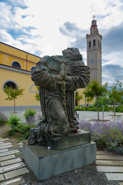 Monumento a los Mártires frente a la Catedral de San Esteban, Shkoder, Albania — Foto de Stock