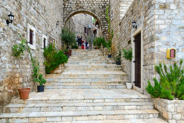 Toeristen op straat van de oude stad, Ulcinj, Montenegro — Stockfoto