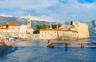 Budva, Karadağ için Old Town yakınındaki plajda insanlar dinlenmek