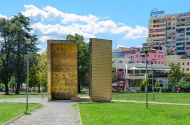 Bağımsızlık Anıtı mutabakat (Memoriali ben Pavarsis), Tiran, Arnavutluk