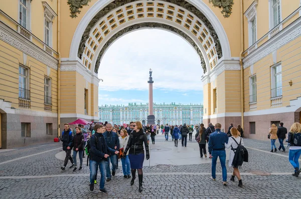 Ludzie spacerem wzdłuż Bolshaya Morskaya Street w historycznym centrum Sankt Petersburga, Rosja — Zdjęcie stockowe