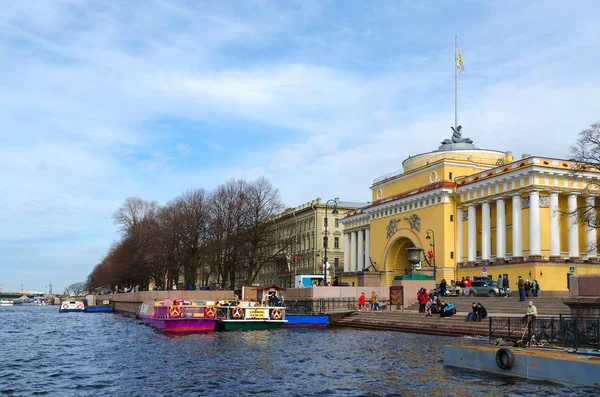 Main Admiralty Building, Admiralteiskaya Embankment, St. Petersburg, Russia — Stock Photo, Image