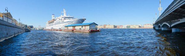 Круизное судно "Астор" на набережной Невы на Английской набережной в Санкт-Петербурге
