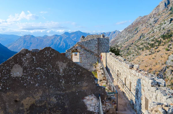 Ruinas de la antigua fortaleza de San Juan (Fuerte Illyrian) sobre la ciudad — Foto de Stock