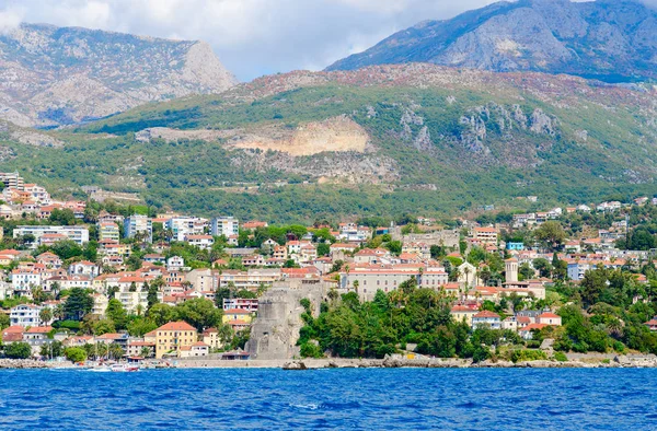 Visa resort town av Herceg Novi och fästningen Forte Mare från havet, Montenegro — Stockfoto