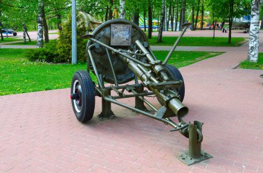 120-mm alay mayın-atıcı Kazananlar park, Vitebsk, Beyaz Rusya askeri zafer sokak üzerinde 1938 modelinin