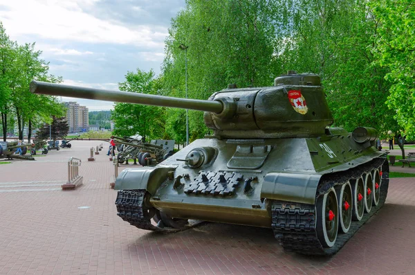 Tank T-34 op Alley van militaire glorie in Park van winnaars, Vitebsk, Wit-Rusland — Stockfoto