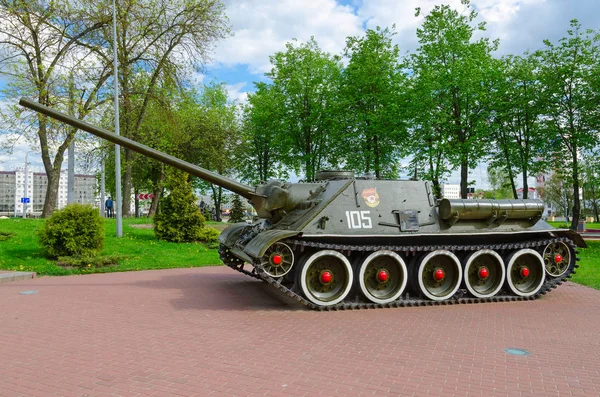 Su-100 (Sovjet-Unie gemechaniseerde artillerie-eenheid klasse "Tank Destroyer") op Alley van militaire glorie in Park van winnaars, Vitebsk, Wit-Rusland — Stockfoto