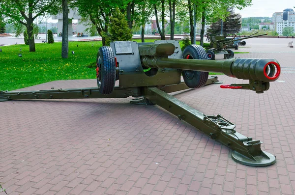 122-mm D-30 houwitser op Alley van militaire glorie in park van winnaars, Vitebsk, Wit-Rusland — Stockfoto