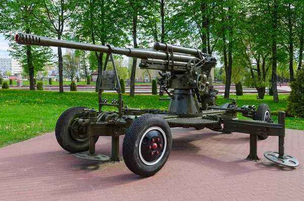 85-mm anti kanon van 1939 model op Alley van militaire glorie in park van winnaars, Vitebsk, Wit-Rusland — Stockfoto