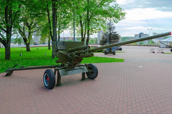 57-mm antitank kanon van 1941 model Zis-2 op Alley van militaire roem in park van winnaars, Vitebsk, Wit-Rusland — Stockfoto