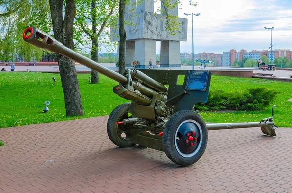 76-mm afgesplitste kanon van 1942 model Zis-3 op Alley van militaire roem in Park van winnaars, Vitebsk, Wit-Rusland — Stockfoto