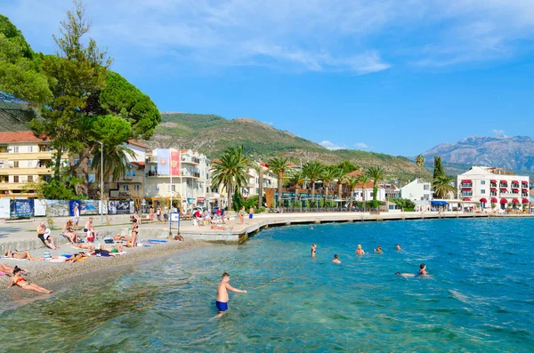 Los turistas descansan en la playa del hermoso paseo marítimo de Tivat, Montenegro — Foto de Stock