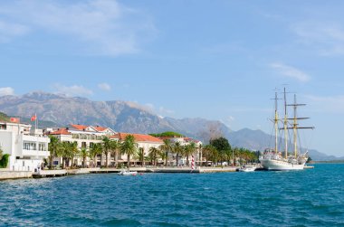 Tivat, Karadağ popüler tatil beldesi sahil yakınındaki yelkenli