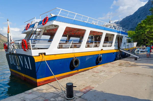 Önce hareket gezi, Kotor Koyu'ndaki, Karadağ için setin yakınındaki zevk tekne — Stok fotoğraf