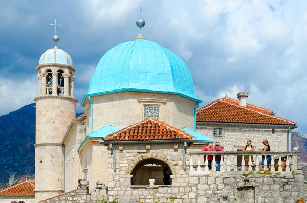 Chiesa sull'Isola della Vergine sulla barriera corallina (Isola Gospa od Shkrpela), Montenegro — Foto Stock