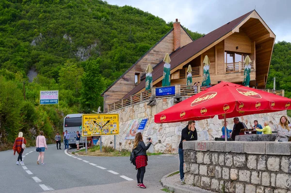 Restaurangen på Djurdjevic Bridge, Tara River Canyon, Montenegro — Stockfoto