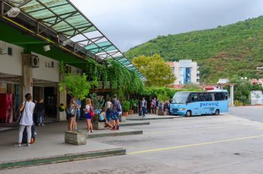 İnsanlar üzerinde iniş platformları otobüs terminalinin, Budva, Karadağ