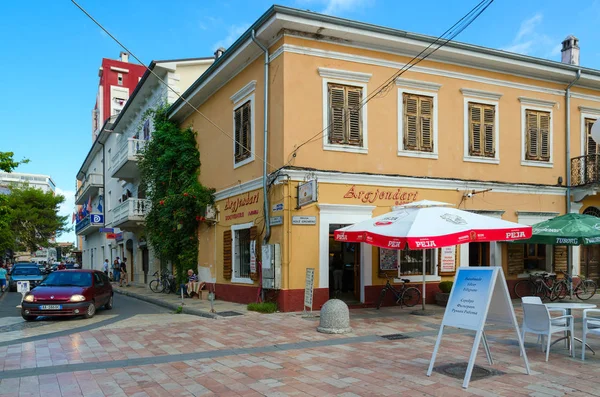 Pěší zóna (Rruga kole Idromeno), klenotnictví Argjendarri souvenire Gjonaj, Shkoder, Albánie — Stock fotografie