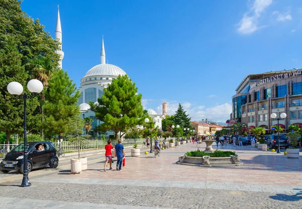 Rua pedonal (Rruga Kole Idromeno). Mesquita Xhamia e Madhe, Hotel Colosseo, Shkoder, Albânia — Fotografia de Stock