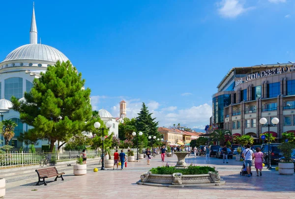 Pěší ulice (Rruga kole Idromeno). Mešita Xhamia e Madon, Hotel Colosseo, Shkoder, Albánie — Stock fotografie