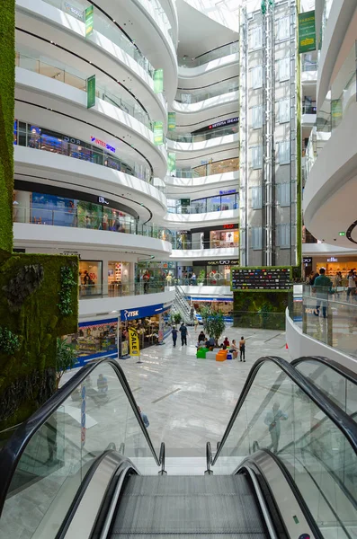 Wnętrze nowoczesne centrum handlowe Toptani, Tirana, Albania — Zdjęcie stockowe