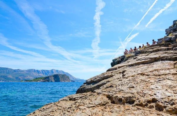 Batu dekat pantai Moghren menghadap Pulau Sveti Nikola dan pantai, Budva, Montenegro — Stok Foto