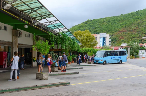 People are on landing platforms of bus station, Budva, Montenegro — Stock Photo, Image