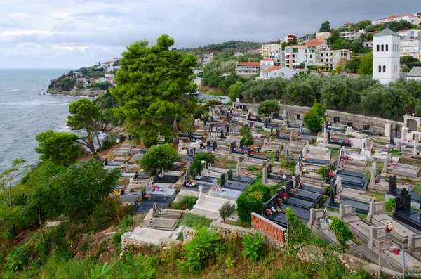 Vista dall'alto della località turistica di Ulcinj (costa e cimitero vicino alla Città Vecchia e la Chiesa di San Nicola), Montenegro — Foto Stock