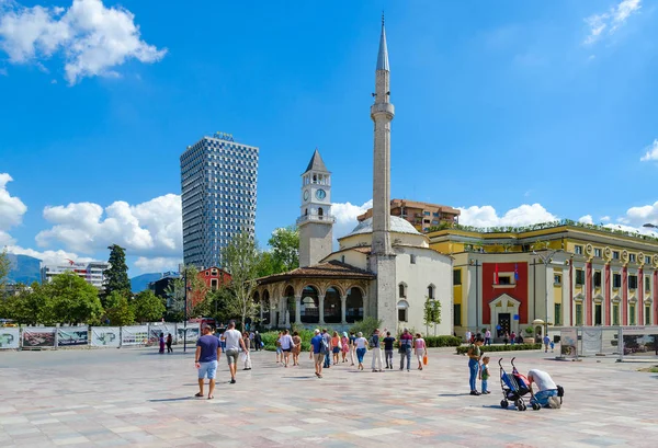Efem Bay mešita, hodinová věž, Plaza Hotel Skanderbegovo náměstí, Tirana, Albánie — Stock fotografie