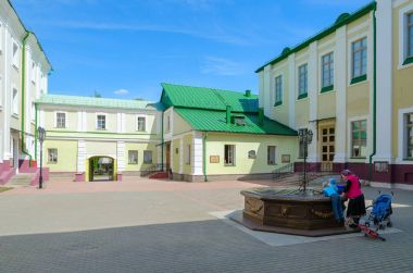 Polotsk, Beyaz Rusya eski courtyard Polotsk State University (eski Cizvit collegium binalar kompleksi), kuyuda kişi altındadır
