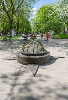 Memorial işareti Polotsk - coğrafi merkezinde kare Francisk Skaryna Avenue, Polotsk, Beyaz Rusya Avrupa