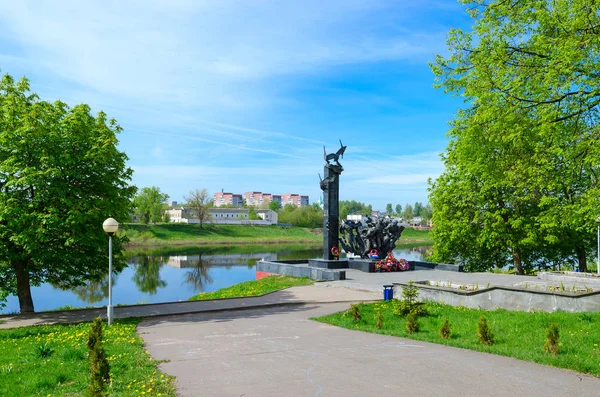 Monumento a 23esimi Guardsmen su banca del Fiume Dvina Occidentale, Nizhne-Pokrovskaya Street, Polotsk, Belarus — Foto Stock