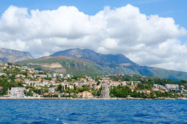 View of resort town of Herceg Novi and fortress Forte Mare from sea, Montenegro — Stock Photo, Image