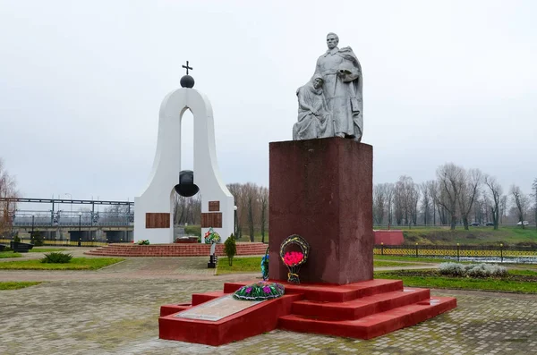 Gedenkteken voor gevallen in grote Vaderlandse Oorlog, Dobrush, Wit-Rusland — Stockfoto