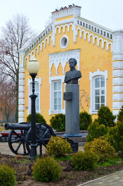 Monumento ao Príncipe Fyodor Ivanovich Paskevich perto de Dobrush museu regional de tradição local, Bielorrússia — Fotografia de Stock