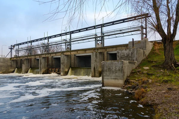 Hydrotechniczne struktury na rzece Iput, Dobrush, Białoruś — Zdjęcie stockowe