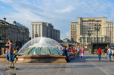 Manezhnaya Meydanı. Dört mevsim Hotel Moscow 5 * (eski adı - Mosccow otel) ve bina devlet Duma, Moskova, Rusya Federasyonu