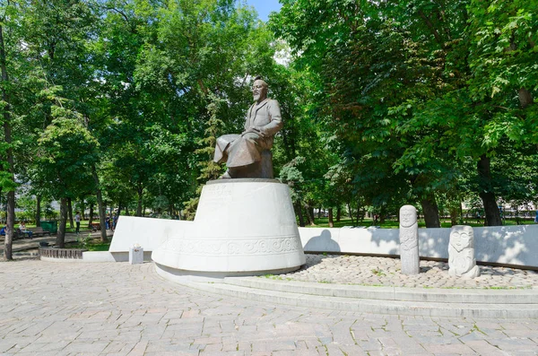 Denkmal für kasachischen Dichter und Denker abay kunanbayev, moskau, russland — Stockfoto