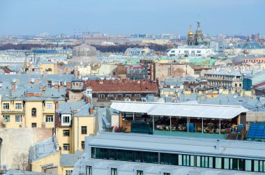 St. Petersburg, çatılar görüntülemek colonnade St. Isaac'ın katedral şehrin tarihi merkezi üzerinden