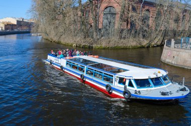 Yusupov nehir gezi teknesinde yakınındaki orman ambar, St. Petersburg, Rusya Federasyonu