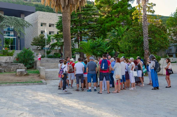 Grupp av turister är nära antika necropolis, Budva, Montenegro — Stockfoto