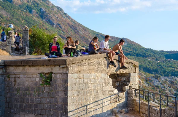 I turisti sono sulle rovine della fortezza di San Giovanni (Forte illirico) sulla città di Kotor, Montenegro — Foto Stock