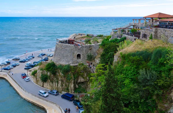 Vista desde la parte superior del paseo marítimo de la popular ciudad turística de Ulcinj, Montenegro —  Fotos de Stock