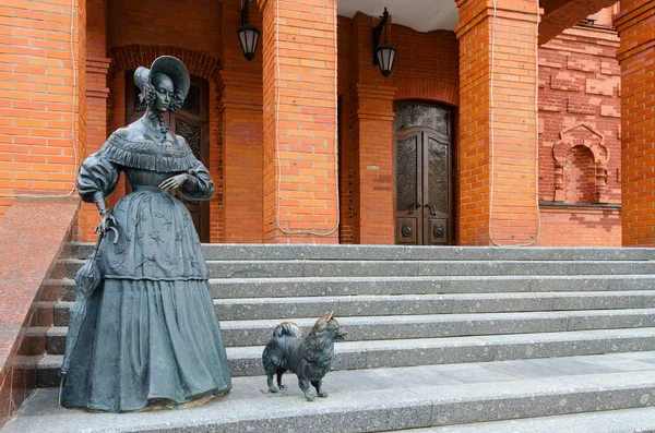 Composizione scultorea Signora con cane vicino teatro drammatico regionale, Mogilev, Bielorussia — Foto Stock